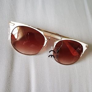 NWT White/Gold Sunglasses 🕶